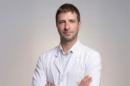 Millán Aníbal con el ambo médico, Jefe de servicio Capilar de Roma