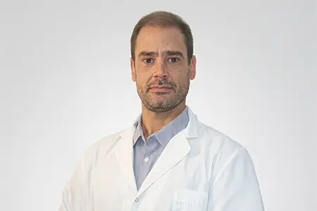 Olano Martínez Tomás con el ambo médico, atiende en el área de flebología de Roma