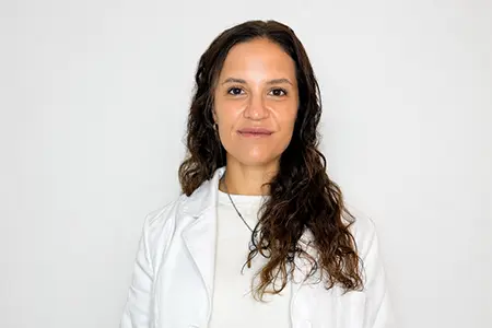 Pinese Antonella con el ambo médico, atiende en el área de Dermatología de Roma