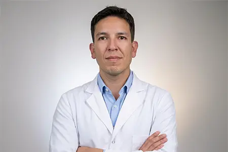 Sedano Jorge con el ambo médico, atiende en el área de Traumatología, Ortopedia y Estética Facial de Roma