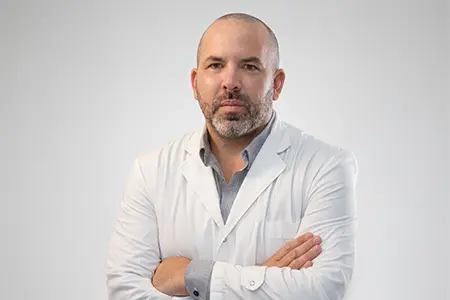 Valente Emanuel con el ambo médico, atiende en el área de Ginecología y Ginecoestética de Roma