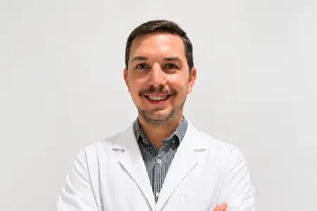Kisner Giusti Leo con el ambo médico, atiende en el área de Cirugía General de Roma