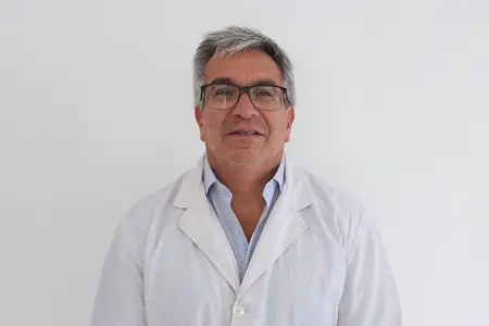 Stella Diego con el ambo médico, atiende en el área de Cirugía General de Roma